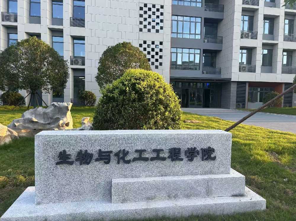 乌什县扬州职业大学体育场高杆灯项目